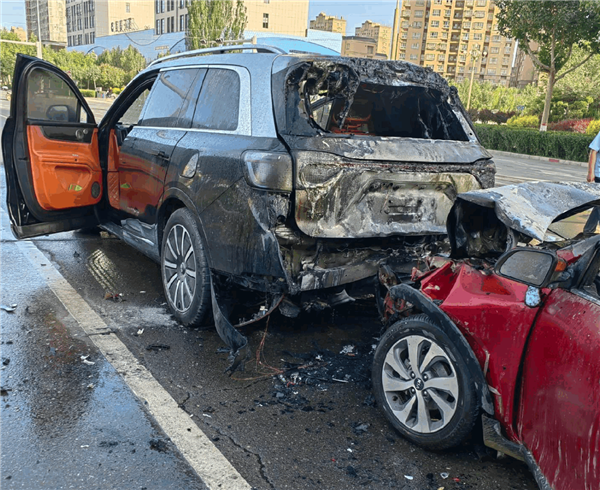 欧陆娱乐登录：问界M9等红灯时被追尾 肇事油车起火把M9烧了