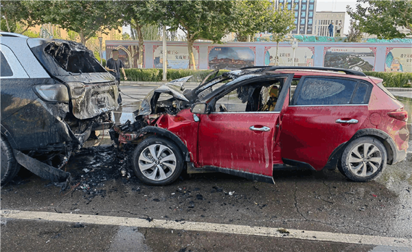 欧陆娱乐登录：问界M9等红灯时被追尾 肇事油车起火把M9烧了