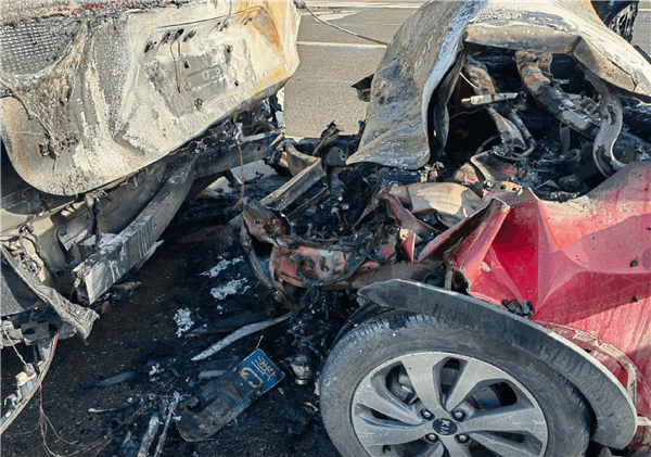 欧陆娱乐登录：问界M9等红灯时被追尾 肇事油车起火把M9烧了